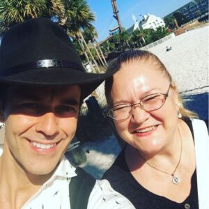 Mariano Martínez Instagram - Pasándola lindo con la vieja ❤️😀 @waltdisneyworld  #juntosendisney