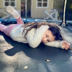 Mariano Martínez Instagram - Mi amor feliz de verte crecer y usar la imaginación para crear juegos,historias,cuentos sin fin. Amor infinito a tu inocencia,frescura,amor eterno por el simple y preciado juego con la imaginación. Acá estaré firme para ser lo que vos desees sin tiempo ni espacio.
En vísperas de tu cumpleaños número 4 se me desprenden unos lagrimones de felicidad de poder jugar ,compartir con vos. 
Te amo.Gracias dios. 🙏🏻❤️🥰

Pd : su cumpleaños es el 25 de junio. Gracias 🙏🏻🥰