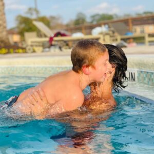 Mariano Martínez Instagram - Feliz cumpleaños hijo !!! Deseo que ese corazón enorme que tenes siempre esté  lleno de amor ,cada paso ,todo el camino,seas inmensamente feliz .
 Te amo hasta el infinito y más allá Milo ❤️⚡️🌈🤗🎉♾ #feliz8años