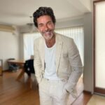 Mariano Martínez Instagram - El que se ríe de sí mismo nunca se queda sin cosas de las que reírse. 🤍