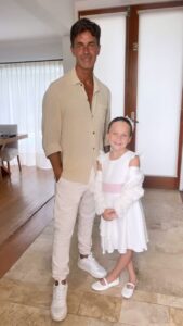 Mariano Martínez Instagram - Cuál color de lazo Country eligió Alma para acompañar a su papá @marianom78 al teatro 🎭 ? En el final del reels lo van a poder ver 🫶🏻🤍 • Nosotros amamos los dos colores 🫶🏻 muchísimas gracias por venir a nuestro local con su energía papá-hija tan increíble 🤍 • #marianomartinez #vestidosblancos #vestidoscocó #vestidosparaprimerañito #vestidoparabautismo #vestidoscocó #vestidorosa #vestidosparanenas #localentigre Cocó Bebés y Niños