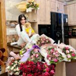 Marina Alobaidi Instagram - مساكم 👈🏻🌸🌹🌷💐🌺🍃✨ . . #مارينا_العبيدي #ملكة_جمال_العرب #missarabworld2021🇮🇶 #luxury #luxurylifestyle #flowers #fyp Home Sweet Home