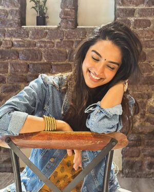 Meenakshi Chaudhary Instagram - Blush and smiileee 🤗🤗