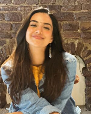 Meenakshi Chaudhary Instagram - Blush and smiileee 🤗🤗