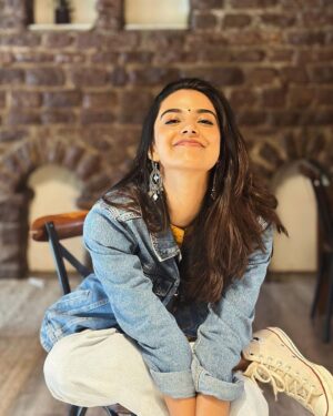 Meenakshi Chaudhary Instagram - Blush and smiileee 🤗🤗