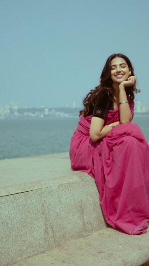 Meenakshi Chaudhary Instagram - Meena by the bay 🥰
Posted full video on YouTube , the link is on the story and my bio🥰🫶🏽
