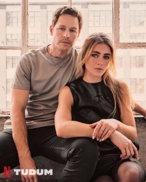 Melissa Roxburgh Instagram - @manifestonnetflix @netflix 
Stones 🖤