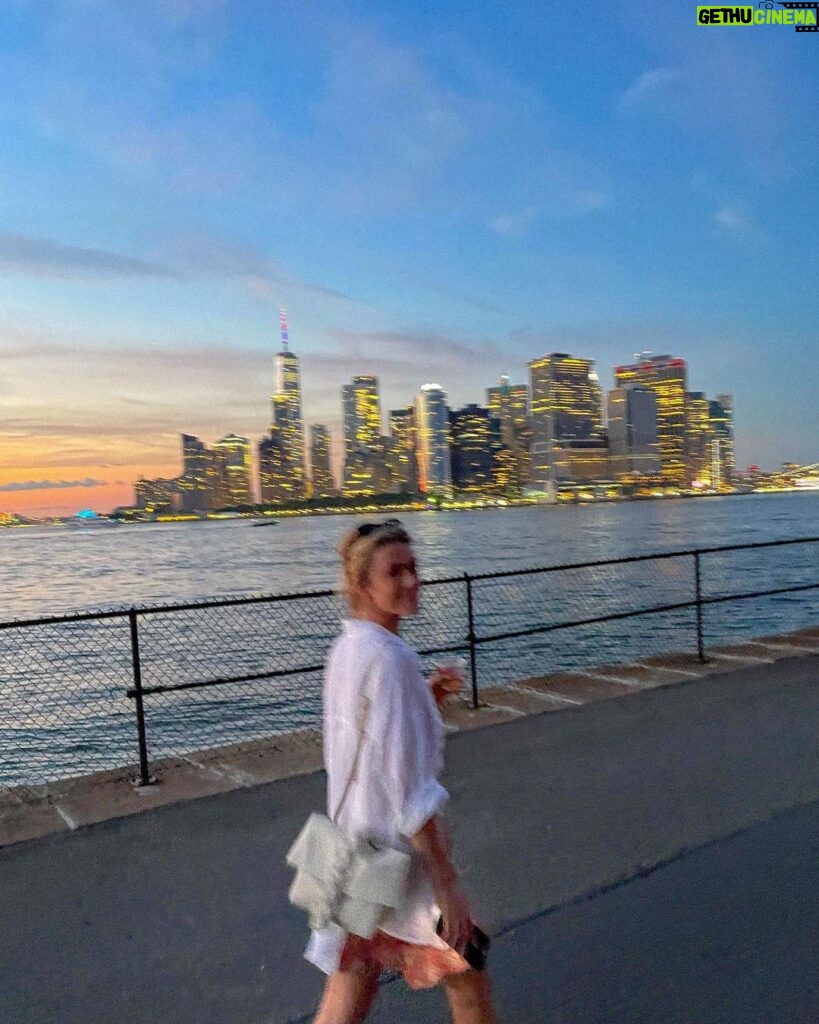Melissa Roxburgh Instagram - NYC 🍎 💛