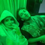 Meriç Aral Instagram - komik şeyler oluyor, yine anlatamıyorum. 🪲🐬🫗🌊🌊🪲🦚🪲🍾💚🪭🪭