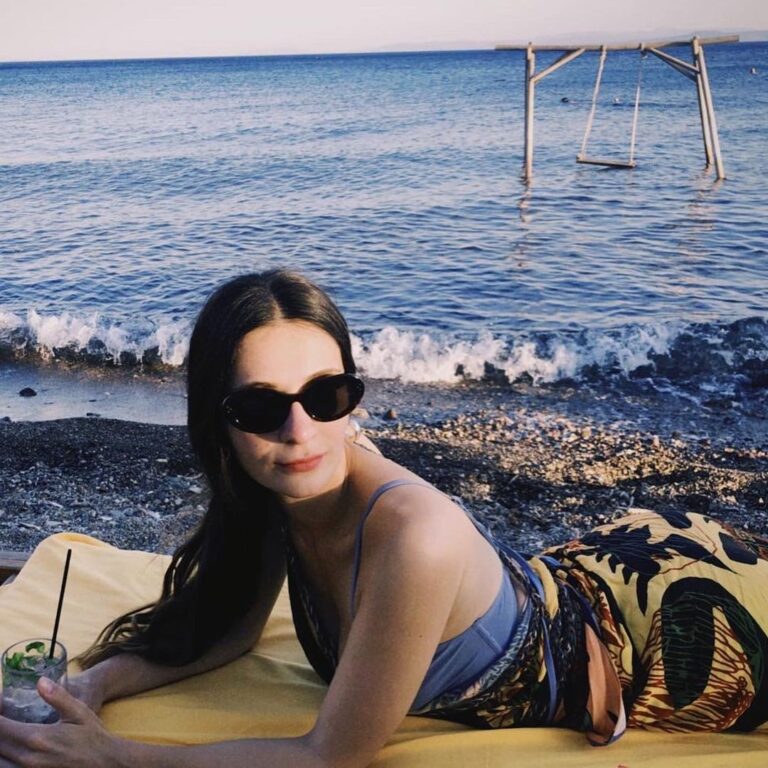 Meriç Aral Instagram - zihnime giriş yapan yaz gelsin perilerini selamlıyorum 🧜🏻‍♀️🏝️🩷🐚🤍🌞🌊