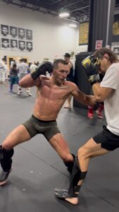 Michael Chandler Instagram - It’s a Monday night #hkickboxing drills kinda night. - Don’t let him get a kick off without something flying back at him. - Walk On. - See you at the top!