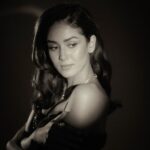 Mira Rajput Instagram - Get ready with me in a swipe💋 #ellebeautyawards @elleindia Styled by: @shaeroy @siyaamannuja @shantanunikhil @bulgari @louboutinworld @richie_muah @hairbysanjanag 📸 @kadamajay