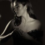 Mira Rajput Instagram - Get ready with me in a swipe💋 #ellebeautyawards @elleindia Styled by: @shaeroy @siyaamannuja @shantanunikhil @bulgari @louboutinworld @richie_muah @hairbysanjanag 📸 @kadamajay
