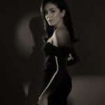Mira Rajput Instagram - Get ready with me in a swipe💋 #ellebeautyawards @elleindia Styled by: @shaeroy @siyaamannuja @shantanunikhil @bulgari @louboutinworld @richie_muah @hairbysanjanag 📸 @kadamajay