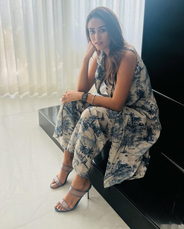 Mira Rajput Instagram - Blushing in Blue 🦋