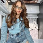 Miray Daner Instagram - Ben yine bıraktığınız yerdeyim 🚌
