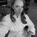 Miray Daner Instagram - Biraz da kamera arkası 🎬 Emeği geçen herkese teşekkürler 🤍 @rutkayozis @mutluahmet.sinan @aynnur @simgebirben 🌟 (Bütün gün bizimle ilgilendiği için maşasını bile tamamlayamadan, saçının yarısı düz yarısı dalgalı bir şekilde aramızda olan @berilvaroll en büyük teşekkür sana 🙌🏻)