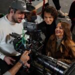 Miray Daner Instagram - Biraz da kamera arkası 🎬 Emeği geçen herkese teşekkürler 🤍 @rutkayozis @mutluahmet.sinan @aynnur @simgebirben 🌟 (Bütün gün bizimle ilgilendiği için maşasını bile tamamlayamadan, saçının yarısı düz yarısı dalgalı bir şekilde aramızda olan @berilvaroll en büyük teşekkür sana 🙌🏻)