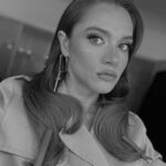 Miray Daner Instagram - Biraz da kamera arkası 🎬 Emeği geçen herkese teşekkürler 🤍 @rutkayozis @mutluahmet.sinan @aynnur @simgebirben 🌟 (Bütün gün bizimle ilgilendiği için maşasını bile tamamlayamadan, saçının yarısı düz yarısı dalgalı bir şekilde aramızda olan @berilvaroll en büyük teşekkür sana 🙌🏻)