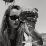 Miray Daner Instagram - Bu geç kalınmış bir yaza veda postudur 🐚🖤