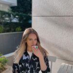 Miray Daner Instagram - Bir kahve içip çıkacağım ☕️
