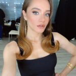 Miray Daner Instagram - Biraz da kamera arkası 🎬 Emeği geçen herkese teşekkürler 🤍 @rutkayozis @mutluahmet.sinan @aynnur @simgebirben 🌟 (Bütün gün bizimle ilgilendiği için maşasını bile tamamlayamadan, saçının yarısı düz yarısı dalgalı bir şekilde aramızda olan @berilvaroll en büyük teşekkür sana 🙌🏻)