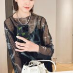 Mirei Kiritani Instagram - AMERIのもやもやワンピと、AFFECTのボールネックレスと、J&M DAVIDSONのフリンジバッグが可愛い🥹❤️相変わらず鏡越しは上達しない🤷‍♀️ #amerivintage #affect #jandmdavidson
