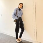 Mirei Kiritani Instagram - 春はショート丈トップスをたくさん着ようと思います☺️腹筋がんばる。 shirt: #ujoh pants: #etretokyo bag&shoes: #celinetriomphe