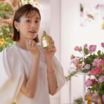 Mirei Kiritani Instagram - ゲランのサステナビリティを体現するコレクション〈アクア アレゴリア〉より自然の稀少な素材を使ったオーデトワレ〈アクア アレゴリア ハーベスト〉が5/1に発売。今年しか手に入らない数量限定コレクションだそうです🥹✨ そして、オーデパルファン〈アクア アレゴリア フォルテ〉には、新たに〈ネロリア ベチバー〉が仲間入り。 私は、このネロリアベチバーが1番お気に入りの香りで、出かける前やリフレッシュしたいときにワンプッシュしています☺️ ゲランが長年に渡って取り組んでいるミツバチ保護活動や女性養蜂家の育成支援など、サステナビリティに関する活動もいつも興味深く、読み入っちゃう。 頭フル回転させて、知識をインプットしていく作業は楽しいね🐝 @guerlain #ゲラン #アクアアレゴリア #Guerlain_ambassador