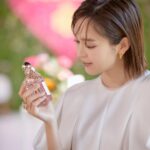 Mirei Kiritani Instagram - ゲランのサステナビリティを体現するコレクション〈アクア アレゴリア〉より自然の稀少な素材を使ったオーデトワレ〈アクア アレゴリア ハーベスト〉が5/1に発売。今年しか手に入らない数量限定コレクションだそうです🥹✨ そして、オーデパルファン〈アクア アレゴリア フォルテ〉には、新たに〈ネロリア ベチバー〉が仲間入り。 私は、このネロリアベチバーが1番お気に入りの香りで、出かける前やリフレッシュしたいときにワンプッシュしています☺️ ゲランが長年に渡って取り組んでいるミツバチ保護活動や女性養蜂家の育成支援など、サステナビリティに関する活動もいつも興味深く、読み入っちゃう。 頭フル回転させて、知識をインプットしていく作業は楽しいね🐝 @guerlain #ゲラン #アクアアレゴリア #Guerlain_ambassador