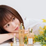 Mirei Kiritani Instagram - 🌼🐝🌼🐝🌼🐝🌼🐝🌼🐝🌼 今日、3月8日は国際女性デー。 女性の生き方を考える日。 私もひとりの働く女性としてとても大切な日だと思っています😌 私がアンバサダーを務めているゲランも、WOMEN FOR BEESという、女性養蜂家を育成するプログラムを実施しているそうです🐝 女性の自立支援とミツバチ保護活動を目指しているもので、応援していきたい活動の１つ。 そして、私のスキンケアにかかせない #アベイユロイヤル コルシカハニーたっぷりの #キスキスビーグロウ 天然由来成分最大95％のフレグランス、#アクアアレゴリア など、 ミツバチを大切にしているゲランだからこそ、ハチミツや自然の恵みから生まれた素敵なコレクションがたくさん。 製品の開発背景や環境に与える影響なども興味深く、日々勉強です✏️ @guerlain #ゲラン #WomenforBees #国際女性デー #Guerlain_ambassador 🌼🐝🌼🐝🌼🐝🌼🐝🌼🐝🌼