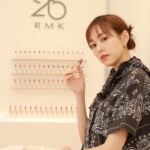 Mirei Kiritani Instagram - ブランド創立25周年のRMKが3月4日から開催するポップアップへ、一足先に遊びに行ってきました😌 25周年を記念して登場する新しいリップはツヤツヤでもマットでもなく絶妙な仕上がり👏 サンプルがもらえるカプセルトイやコラボドーナツのコンテンツもあって盛りだくさんでした。 青山本店で3月31日までやっているので、ぜひ🥰 #RMK25th #RMKリップ