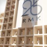 Mirei Kiritani Instagram - ブランド創立25周年のRMKが3月4日から開催するポップアップへ、一足先に遊びに行ってきました😌 25周年を記念して登場する新しいリップはツヤツヤでもマットでもなく絶妙な仕上がり👏 サンプルがもらえるカプセルトイやコラボドーナツのコンテンツもあって盛りだくさんでした。 青山本店で3月31日までやっているので、ぜひ🥰 #RMK25th #RMKリップ