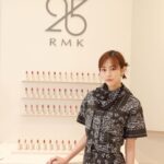Mirei Kiritani Instagram - ブランド創立25周年のRMKが3月4日から開催するポップアップへ、一足先に遊びに行ってきました😌 25周年を記念して登場する新しいリップはツヤツヤでもマットでもなく絶妙な仕上がり👏 サンプルがもらえるカプセルトイやコラボドーナツのコンテンツもあって盛りだくさんでした。 青山本店で3月31日までやっているので、ぜひ🥰 #RMK25th #RMKリップ