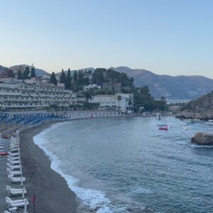 Miriam Leone Instagram - Taormina, mi fai tornare bambina.
(Potrei scrivere “I racconti di Taormina” per quanti ricordi mi legano a questo luogo…)
#love
#ragazzalavika
#accussí