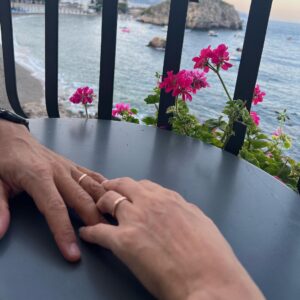 Miriam Leone Instagram - Taormina, mi fai tornare bambina.
(Potrei scrivere “I racconti di Taormina” per quanti ricordi mi legano a questo luogo…)
#love
#ragazzalavika
#accussí
