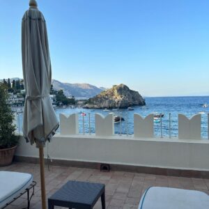 Miriam Leone Instagram - Taormina, mi fai tornare bambina.
(Potrei scrivere “I racconti di Taormina” per quanti ricordi mi legano a questo luogo…)
#love
#ragazzalavika
#accussí