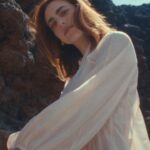 Miriam Leone Instagram - Eccoci. Io sono Lávika, sono fatta di un magma impetuoso che sa di vento, mare e fuoco. La mia pelle assomiglia alle mie radici, alla mia natura, vuole vivere ogni emozione possibile, senza filtri, senza timore. È il punto di contatto tra la mente e il corpo, tra ciò che è dentro e ciò che è fuori, parla di me e di tutto quello che sento. Oggi nasce il mio brand di #skincare e #selfcare, un sogno che prende vita dopo oltre due anni di lavoro. Un sogno che fortemente voluto realizzare dedicato a tutte le anime vulcaniche, in divenire costante, per abbracciarle e accompagnarle in un percorso di benessere armonioso tra mente e corpo. Perché dentro a una pelle libera, c’è un’anima libera. In questo credo ed è qui che vorrei portarti. #Lavika #FreeSkinFreeSoul #MadeInSicily #MyRitual #SkinPersonality