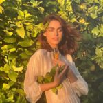 Miriam Leone Instagram - Backstage lavici … Gratitudine e Sicilia bedda del mio cuore, mia grande ispirazione sempre insieme ad un team fantameragioioso. Nuove avventure cominciano qui, con coraggio e passione … grazie per esserci 🫶🏻🌬️🌋♥️