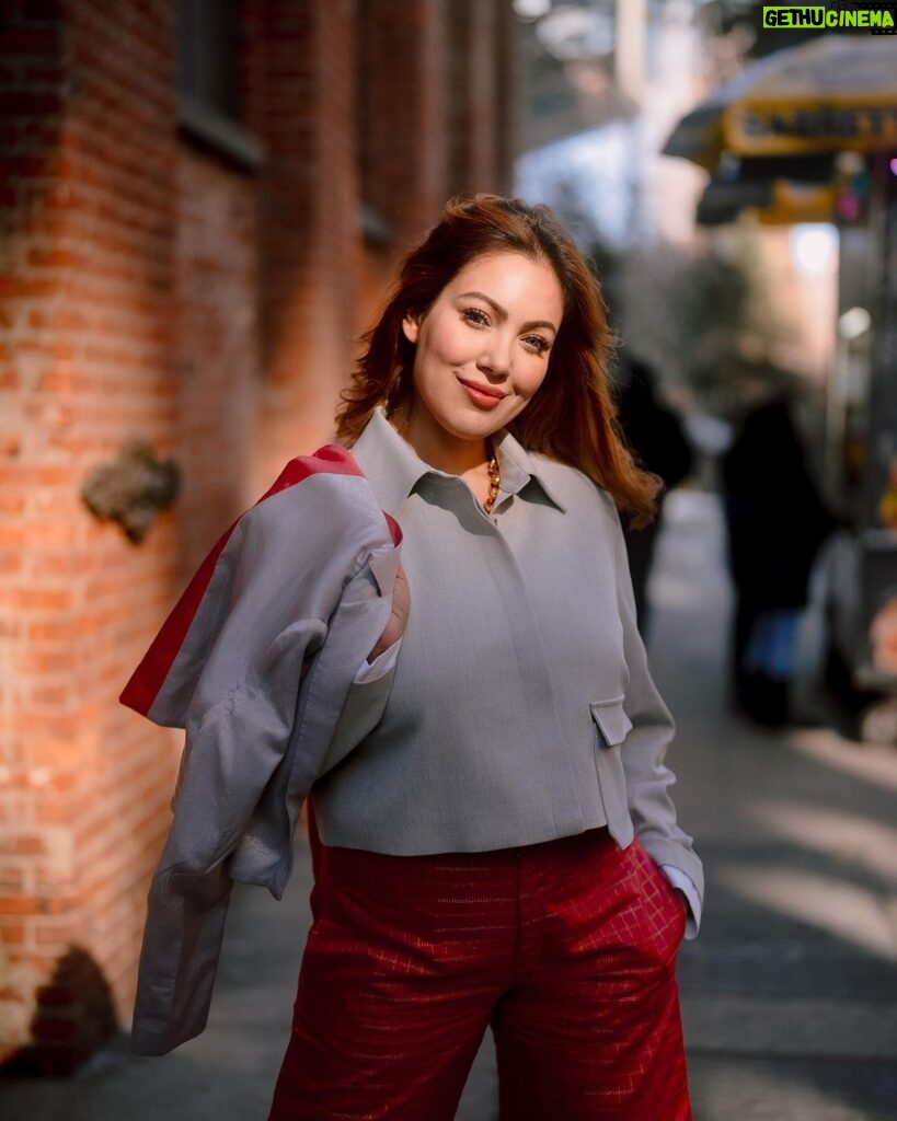 Munmun Dutta Instagram - Living my best life 💃🏻 Sharing the last set of pictures from my NYC trip and photoshoot . Designer and stylist @sandeepravi89 @maisontai Photographed by 📸 @swapniljunjare Makeup and Hair @iamkanwalbatool Coordinated by @silk_angels #munmundutta #newyorkcity #fashionshoot #brooklynbridge #dumbobrooklyn #usa #travelmemories #newyork Brooklyn Bridge