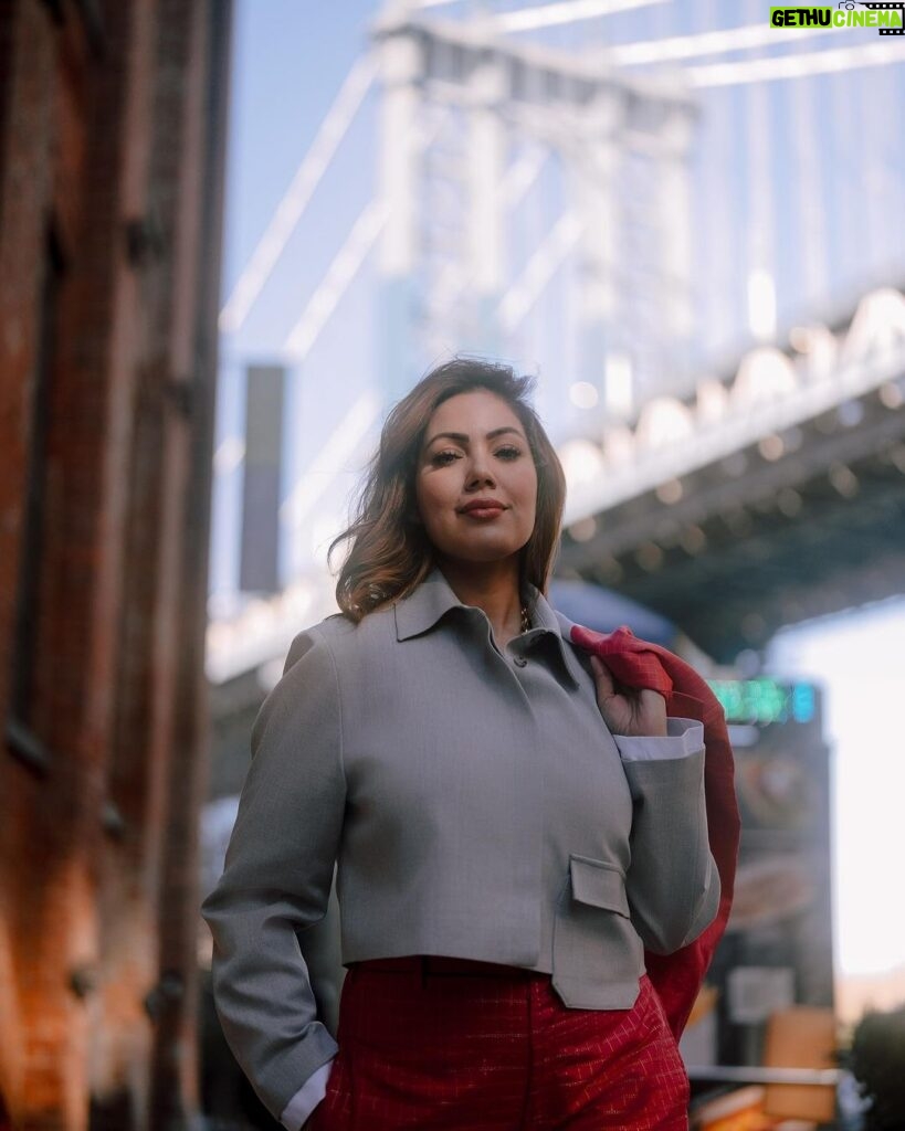 Munmun Dutta Instagram - Living my best life 💃🏻 Sharing the last set of pictures from my NYC trip and photoshoot . Designer and stylist @sandeepravi89 @maisontai Photographed by 📸 @swapniljunjare Makeup and Hair @iamkanwalbatool Coordinated by @silk_angels #munmundutta #newyorkcity #fashionshoot #brooklynbridge #dumbobrooklyn #usa #travelmemories #newyork Brooklyn Bridge