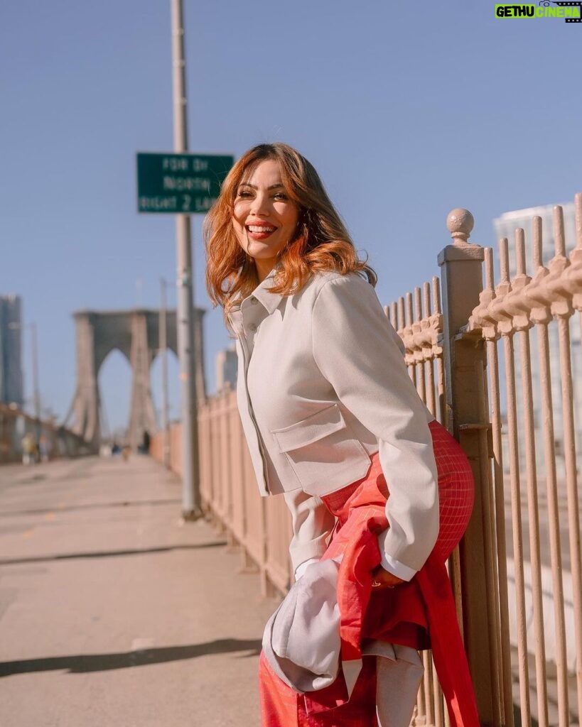 Munmun Dutta Instagram - Living my best life 💃🏻 Sharing the last set of pictures from my NYC trip and photoshoot . Designer and stylist @sandeepravi89 @maisontai Photographed by 📸 @swapniljunjare Makeup and Hair @iamkanwalbatool Coordinated by @silk_angels #munmundutta #newyorkcity #fashionshoot #brooklynbridge #dumbobrooklyn #usa #travelmemories #newyork Brooklyn Bridge