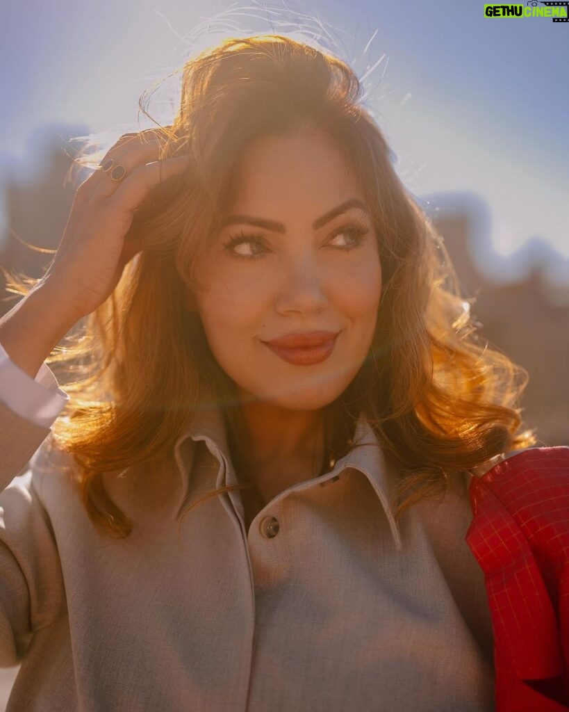 Munmun Dutta Instagram - Living my best life 💃🏻 Sharing the last set of pictures from my NYC trip and photoshoot . Designer and stylist @sandeepravi89 @maisontai Photographed by 📸 @swapniljunjare Makeup and Hair @iamkanwalbatool Coordinated by @silk_angels #munmundutta #newyorkcity #fashionshoot #brooklynbridge #dumbobrooklyn #usa #travelmemories #newyork Brooklyn Bridge