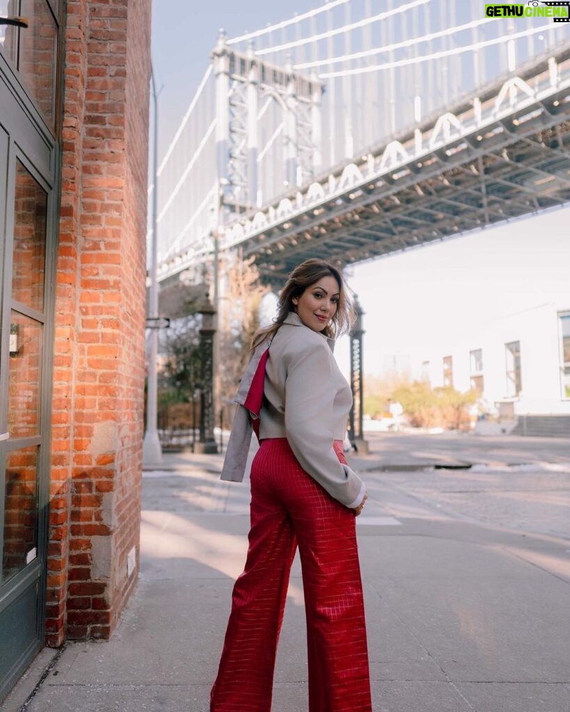 Munmun Dutta Instagram - Living my best life 💃🏻 Sharing the last set of pictures from my NYC trip and photoshoot . Designer and stylist @sandeepravi89 @maisontai Photographed by 📸 @swapniljunjare Makeup and Hair @iamkanwalbatool Coordinated by @silk_angels #munmundutta #newyorkcity #fashionshoot #brooklynbridge #dumbobrooklyn #usa #travelmemories #newyork Brooklyn Bridge