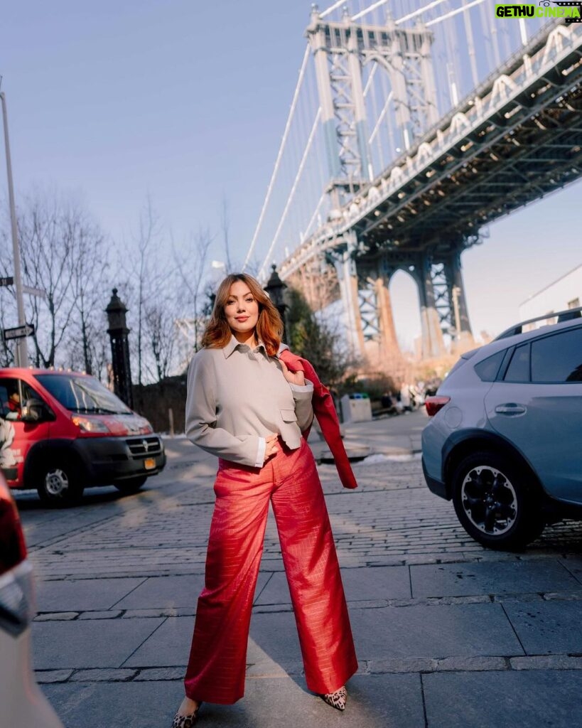 Munmun Dutta Instagram - Living my best life 💃🏻 Sharing the last set of pictures from my NYC trip and photoshoot . Designer and stylist @sandeepravi89 @maisontai Photographed by 📸 @swapniljunjare Makeup and Hair @iamkanwalbatool Coordinated by @silk_angels #munmundutta #newyorkcity #fashionshoot #brooklynbridge #dumbobrooklyn #usa #travelmemories #newyork Brooklyn Bridge