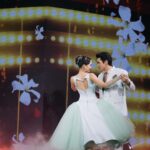 Nadech Kugimiya Instagram - ครั้งแรกเลยกับการเต้น Swing Dance ด้วยกัน💃🏻💖🕺🏻 ปฐมบทใหม่แห่งความสุข กับ Central Nakhon Pathom ปล.รูปพี่นุ้ยพี่ต้นหอมชัดๆไม่มี ขอลงแบบนี้ละกันนะครับ🤪 ขอบคุณรูปจากพี่บูลนะจ๊ะ @bluezuriphoto