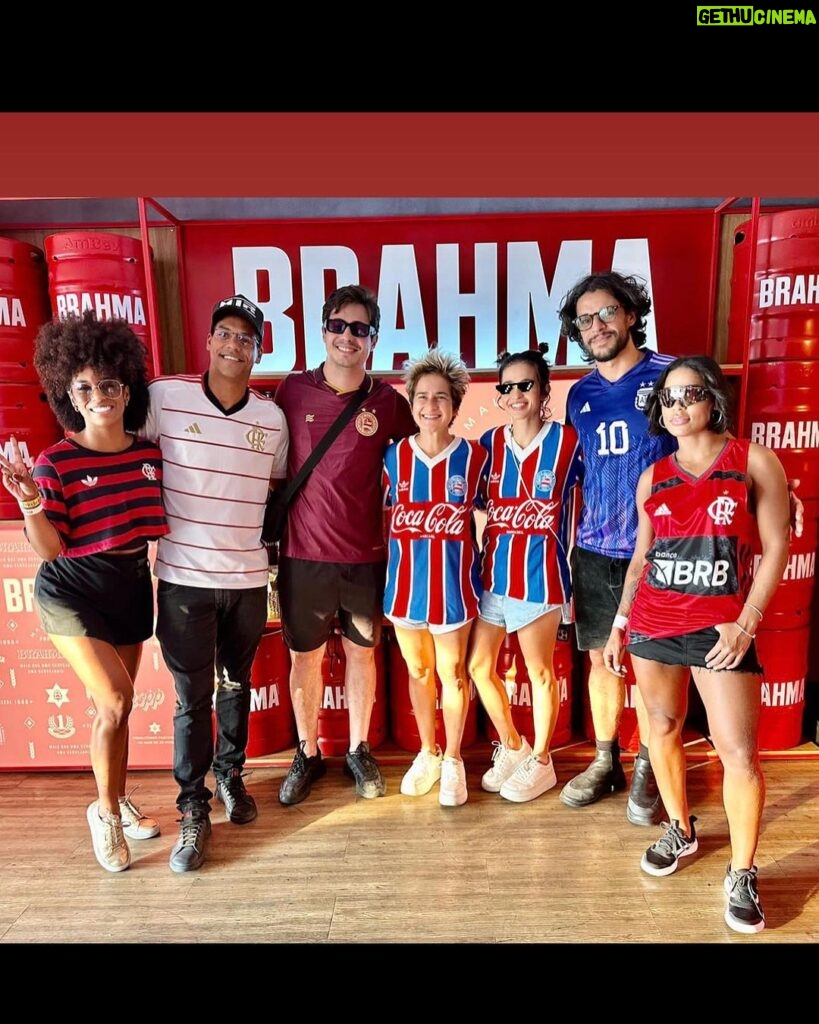 Nanda Costa Instagram - Hoje foi a primeira vez delas no maraca! Acho que fora nós 4, só tinha o @_danilomesquita com camisa do Baêa . Perdemos, mas nos divertimos muito. Comemos milho, tomamos @brahmacerveja e as meninas aprenderam a falar mengão, graças a Ika. Mas tá valendo, até porque a Lan só não torce pro Flamengo quando é contra o @ecbahia! #BBMP ❤️💙🤍 Obrigada @micheldiamant, @sampaio_carol, Mariana, Bombom e @cseventos! #maracacombrahma e milho !