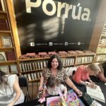 Natalia Téllez Instagram - Artemisa escribía desde que tengo uso de razón, inventaba historias en las que mi mente se sumergía a la creatividad de su selección de palabras. Con el tiempo fuimos muchos los hechizados por su pluma, seducidos ante esa revolución irreverente y sensual, profunda y hermosa. Asistir a la presentación de tu nuevo libro me llena de orgullo, mi Natalia niña se ruboriza con la formalidad del evento, mi corazón se funde con el tuyo con la provocación de que se fundan tantos como se atrevan a pasar sus pupilas por las hojas de tu libro #hastaquecomienzaabrillar @sumadeletrased @libreria_porrua @artemisa_tellez ♥️ por mas días así donde casi puedo sentir la sonrisa de mamá entre nosotras