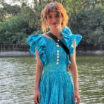 Natalia Téllez Instagram - Artemisa escribía desde que tengo uso de razón, inventaba historias en las que mi mente se sumergía a la creatividad de su selección de palabras. Con el tiempo fuimos muchos los hechizados por su pluma, seducidos ante esa revolución irreverente y sensual, profunda y hermosa. Asistir a la presentación de tu nuevo libro me llena de orgullo, mi Natalia niña se ruboriza con la formalidad del evento, mi corazón se funde con el tuyo con la provocación de que se fundan tantos como se atrevan a pasar sus pupilas por las hojas de tu libro #hastaquecomienzaabrillar @sumadeletrased @libreria_porrua @artemisa_tellez ♥️ por mas días así donde casi puedo sentir la sonrisa de mamá entre nosotras