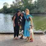 Natalia Téllez Instagram - Artemisa escribía desde que tengo uso de razón, inventaba historias en las que mi mente se sumergía a la creatividad de su selección de palabras. Con el tiempo fuimos muchos los hechizados por su pluma, seducidos ante esa revolución irreverente y sensual, profunda y hermosa. Asistir a la presentación de tu nuevo libro me llena de orgullo, mi Natalia niña se ruboriza con la formalidad del evento, mi corazón se funde con el tuyo con la provocación de que se fundan tantos como se atrevan a pasar sus pupilas por las hojas de tu libro #hastaquecomienzaabrillar @sumadeletrased @libreria_porrua @artemisa_tellez ♥️ por mas días así donde casi puedo sentir la sonrisa de mamá entre nosotras